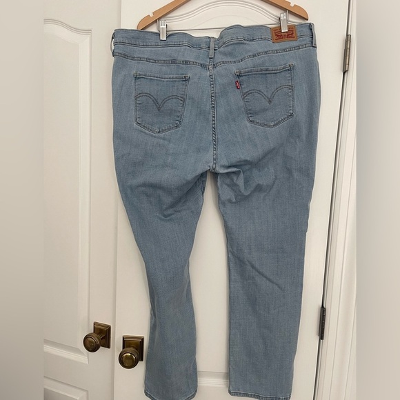 Levi’s Women’s Classic Straight Jeans in a light wash Size 22W - Picture 3 of 6